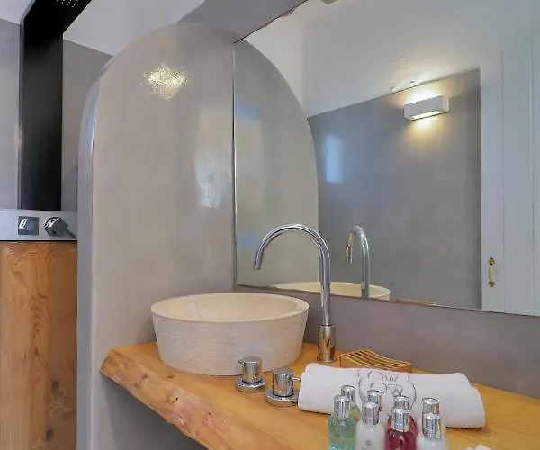 Ow Andros Luxury غافريون